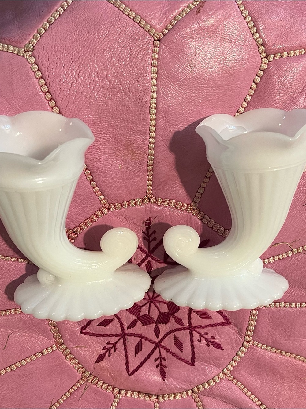 Vintage MCM White Milk Glass Cornucopia Vases - Pair of 2 - Picture 8 of 9